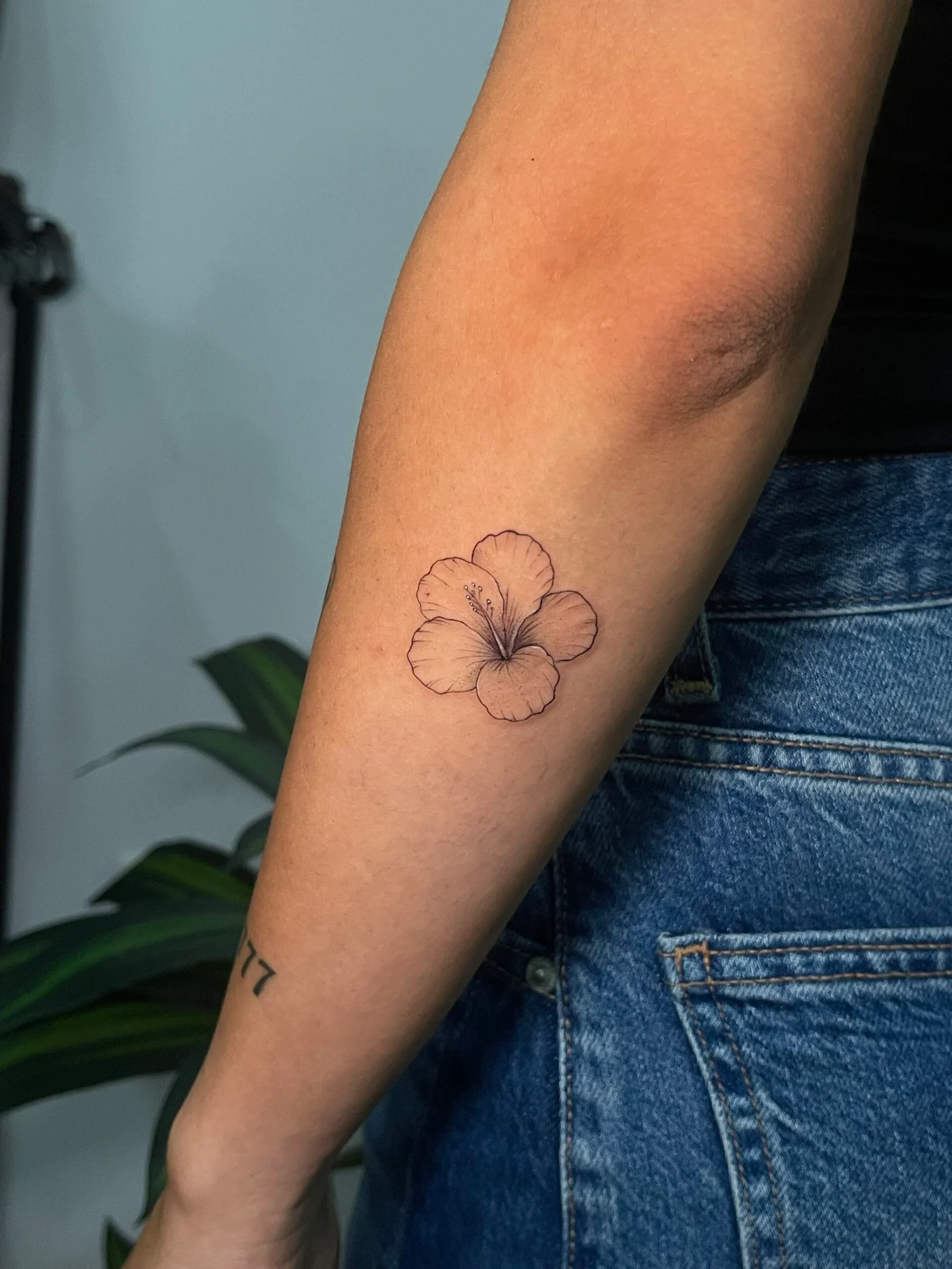 Tatuaje de flor en brazo